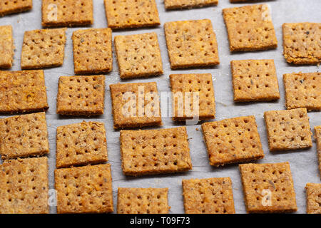 Hausgemachte gebackene Parmesan Imbiss konnte Cracker mit Rosmarin Stockfoto