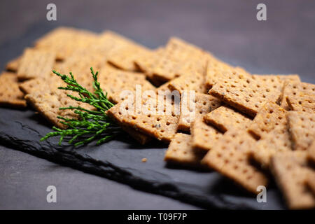 Hausgemachte gebackene Parmesan Imbiss konnte Cracker mit Rosmarin Stockfoto