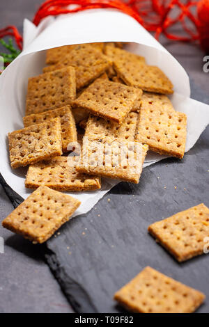 Hausgemachte gebackene Parmesan Imbiss konnte Cracker mit Rosmarin Stockfoto