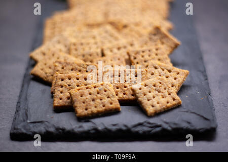 Hausgemachte gebackene Parmesan Imbiss konnte Cracker mit Rosmarin Stockfoto