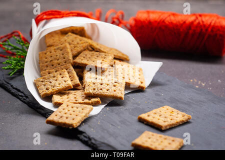 Hausgemachte gebackene Parmesan Imbiss konnte Cracker mit Rosmarin Stockfoto