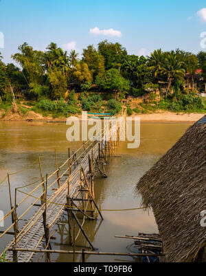 Bambus Zuckerrohr Brücke über den Fluss Nam Kahn Nebenarm des Mekong, Luang Prabang, Laos, Indochina, Se Asien Stockfoto