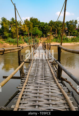 Bambus Zuckerrohr Brücke über den Fluss Nam Kahn Nebenarm des Mekong, Luang Prabang, Laos, Indochina, Se Asien Stockfoto