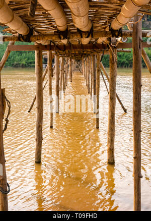 Anzeigen unter Bambus Zuckerrohr Brücke über den Fluss Nam Kahn Nebenarm des Mekong, Luang Prabang, Laos, Indochina, Se Asien Stockfoto