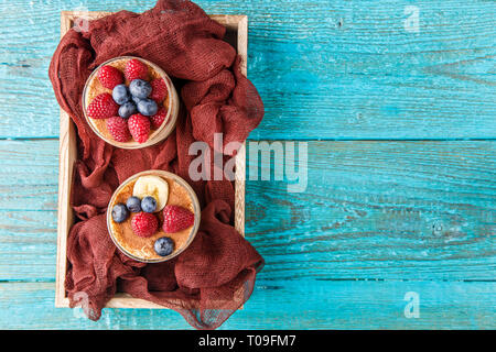 Tiramisu mit Himbeeren und Blaubeeren Stockfoto