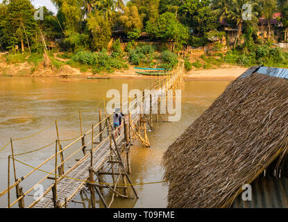 Klapprig Bambus Zuckerrohr Brücke über den Fluss Nam Kahn Nebenarm des Mekong, Luang Prabang, Laos, Indochina, Se Asien Stockfoto