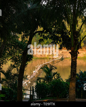 Bambus Zuckerrohr Brücke über den Fluss Nam Kahn Nebenarm des Mekong, von Bäumen eingerahmt, Luang Prabang, Laos, Indochina, Se Asien Stockfoto