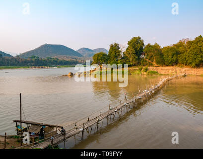 Blick auf den Fluss Mekong mit Klapprigen Bambus Zuckerrohr Brücke über den Fluss Nam Kahn Nebenarm des Mekong, Luang Prabang, Laos, Indochina, Se Asien Stockfoto