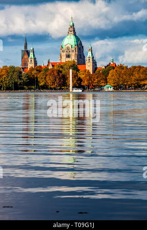 Die Stadt Hannover neues Rathaus über Maschsee Stockfoto