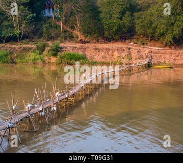 Bambus Zuckerrohr Brücke über den Fluss Nam Kahn Nebenarm des Mekong, Luang Prabang, Laos, Indochina, Se Asien Stockfoto