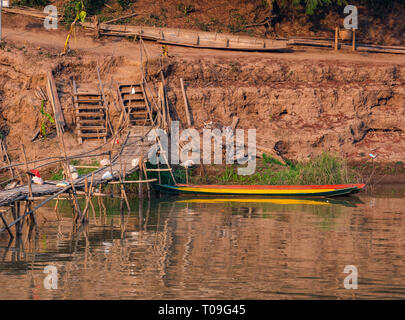 Bambus Zuckerrohr Brücke über den Fluss Nam Kahn Nebenarm des Mekong mit tradittional Einbaum Boot, Luang Prabang, Laos, Indochina, Se Asien Stockfoto