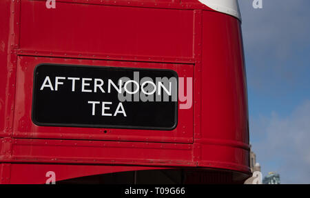 Eine alte Routemaster Bus, die jetzt in eine mobile Diner und teestand umgewandelt. Stockfoto