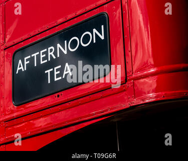 Eine alte Routemaster Bus, die jetzt in eine mobile Diner und teestand umgewandelt. Stockfoto