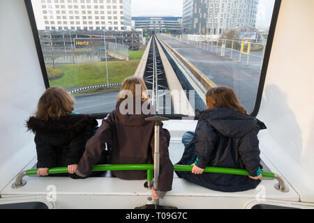 Drei Schwestern, Mädchen, Kinder, Kinder, fahren mit dem Interterminal-Shuttleservice, dem Gatwick Shuffle-Zug zwischen North Terminal und South Terminals Gatwick Airport, London, UK. (104) Stockfoto