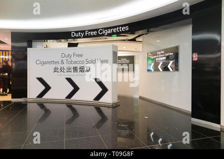 Zigaretten für den Verkauf in der Abflughalle Duty free shop. North Terminal, Gatwick Airport. London. Nach britischem Recht die Zigaretten nicht tatsächlich zu sehen sein. England (104) Stockfoto