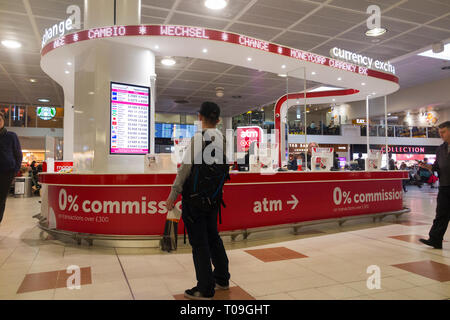 Bureau de Change Office betrieben von moneycorp; North Terminal, Gatwick Airport. London. UK. (104) Stockfoto