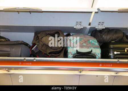 Gepäckfächer/Schließfächer/Fächer/Fächer für Passagiere zum Verstauen von Taschen im Handgepäck auf einem Easyjet Airbus A320- oder A319-Flugzeug. Stockfoto