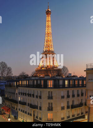 Der Eiffelturm Eiffelturm bei Nacht beleuchtet, Paris, Frankreich. Stockfoto