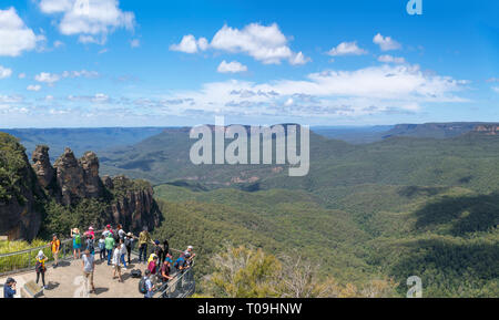Blick über die Blue Mountains aus den Drei Schwestern Lookout am Echo Point, Katoomba, New South Wales, Australien Stockfoto