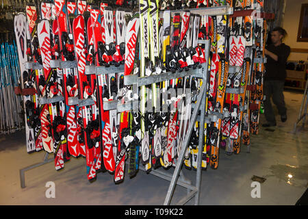 Ski Ausrüstung und Zubehör/Skier für Vermietung/Miete in den Französischen Alpen Resort in Frankreich. (104) Stockfoto