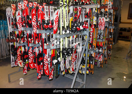 Ski Ausrüstung und Zubehör/Skier für Vermietung/Miete in den Französischen Alpen Resort in Frankreich. (104) Stockfoto