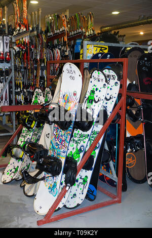 Ski Ausrüstung und Zubehör/Skier für Vermietung/Miete in den Französischen Alpen Resort in Frankreich. (104) Stockfoto