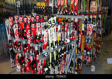 Ski Ausrüstung und Zubehör/Skier für Vermietung/Miete in den Französischen Alpen Resort in Frankreich. (104) Stockfoto