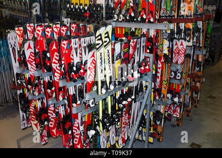 Ski Ausrüstung und Zubehör/Skier für Vermietung/Miete in den Französischen Alpen Resort in Frankreich. (104) Stockfoto