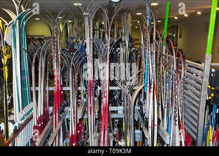 Ski Ausrüstung und Zubehör/Skier für Vermietung/Miete in den Französischen Alpen Resort in Frankreich. (104) Stockfoto