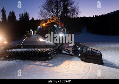 Pistenfahrzeug von Prinoth Leitwolf crawler bereit, die Piste/Skipisten resort Aillons-Margériaz 1600 vorzubereiten, in Frankreich. (104) Stockfoto