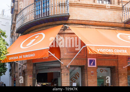 Orange Vordach über Eingang zum Oficina de Turismo oder Besucher in Sevilla, Spanien Stockfoto