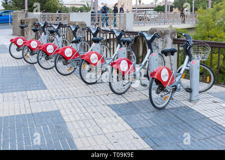 Reihe von Sevici kommunalen Fahrradverleih Zyklen für den Einsatz in Sevilla, Spanien, bereit Stockfoto