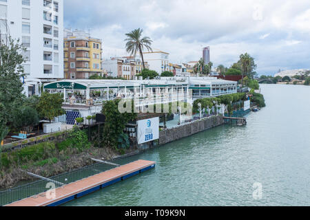 Restaurant am Flussufer auf der Triana Seite des Flusses Guadalquivir in Sevilla, Spanien Stockfoto