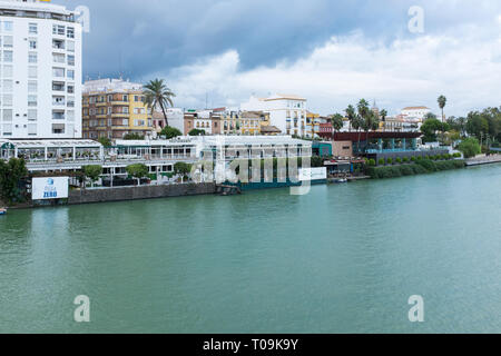 Restaurant am Flussufer auf der Triana Seite des Flusses Guadalquivir in Sevilla, Spanien Stockfoto