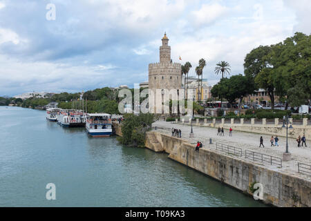 Torre del Oro Naval Museum am Ufer des Flusses Guadalquivir in Sevilla, Spanien Stockfoto