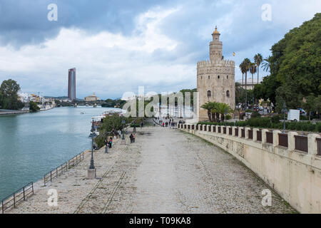 Torre del Oro Naval Museum am Ufer des Flusses Guadalquivir in Sevilla, Spanien Stockfoto