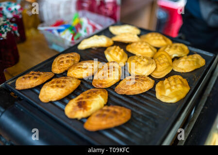 Geräucherte Schafskäse in den Polnischen Bergen "Oscypek, oszczypek" genannt, liegen auf dem Grill. Stockfoto