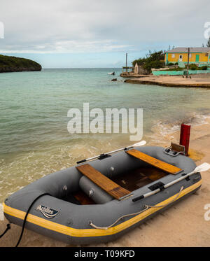 Boot am Hafen, Gregory Town, Eleuthera, Bahamas, in der Karibik. Stockfoto