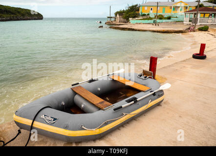 Boot am Hafen, Gregory Town, Eleuthera, Bahamas, in der Karibik. Stockfoto