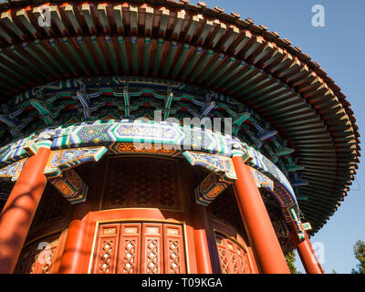 Klassische rote chinesische Pavillon mit bunten Ornamenten, Jingshan Park, Peking, China Stockfoto