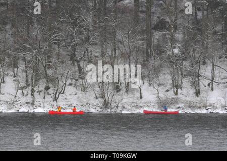 Kanus auf Llynnau Mymbyr, in der Nähe von Plas y Brenin, Conwy, North Wales, UK. Stockfoto