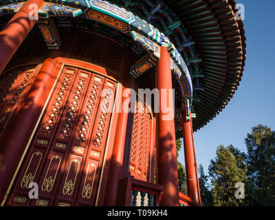 Klassische rote chinesische Pavillon mit bunten Ornamenten, Jingshan Park, Peking, China Stockfoto