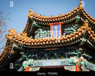 Klassische rote chinesische Pavillon mit bunten Ornamenten, Jingshan Park, Peking, China Stockfoto