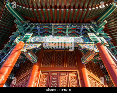 Klassische rote chinesische Pavillon mit bunten Ornamenten, Jingshan Park, Peking, China Stockfoto