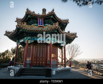 Klassische rote chinesische Pavillon mit bunten Ornamenten, mit Blick auf die Stadt Beijing, Jingshan Park, Peking, China Stockfoto