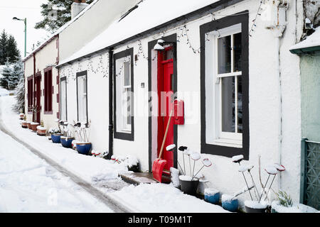 Reihe von Scottish Cottages. Leadhills Dorf am frühen Morgen Schnee. Scotlands zweite höchste Dorf. South Lanarkshire, Schottland Stockfoto