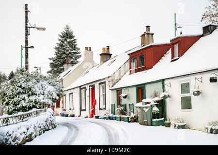 Reihe von Scottish Cottages. Leadhills Dorf am frühen Morgen Schnee. Scotlands zweite höchste Dorf. South Lanarkshire, Schottland Stockfoto