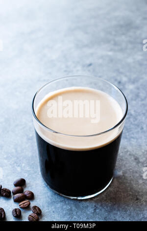 Schaumige kalte Gebräu Nitro Kaffee mit Bohnen bereit zu trinken. Bio Getränke mit Koffein Stockfoto