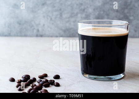 Schaumige kalte Gebräu Nitro Kaffee mit Bohnen bereit zu trinken. Bio Getränke mit Koffein Stockfoto