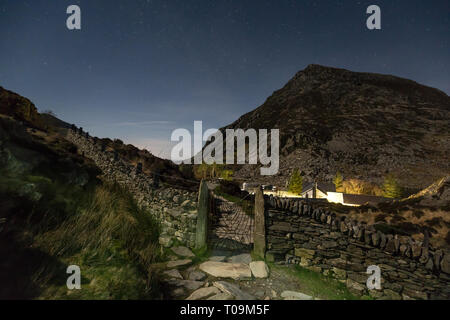 Scenic, starry, Nacht, Zeit, Ansicht im Snowdonia National Park, auf der Suche nach Kugelschreiber jahr Ole Wen nach Berg zu Fuß in der Nacht der Rückkehr von Llyn Idwal. Stockfoto